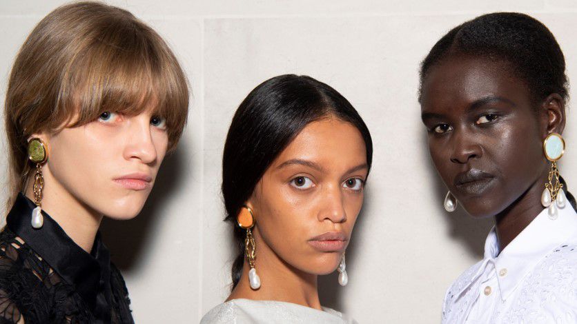 Photos des modèles coiffées avec les technologies Dyson lors de la Fashion Week à Londres en septembre 2021